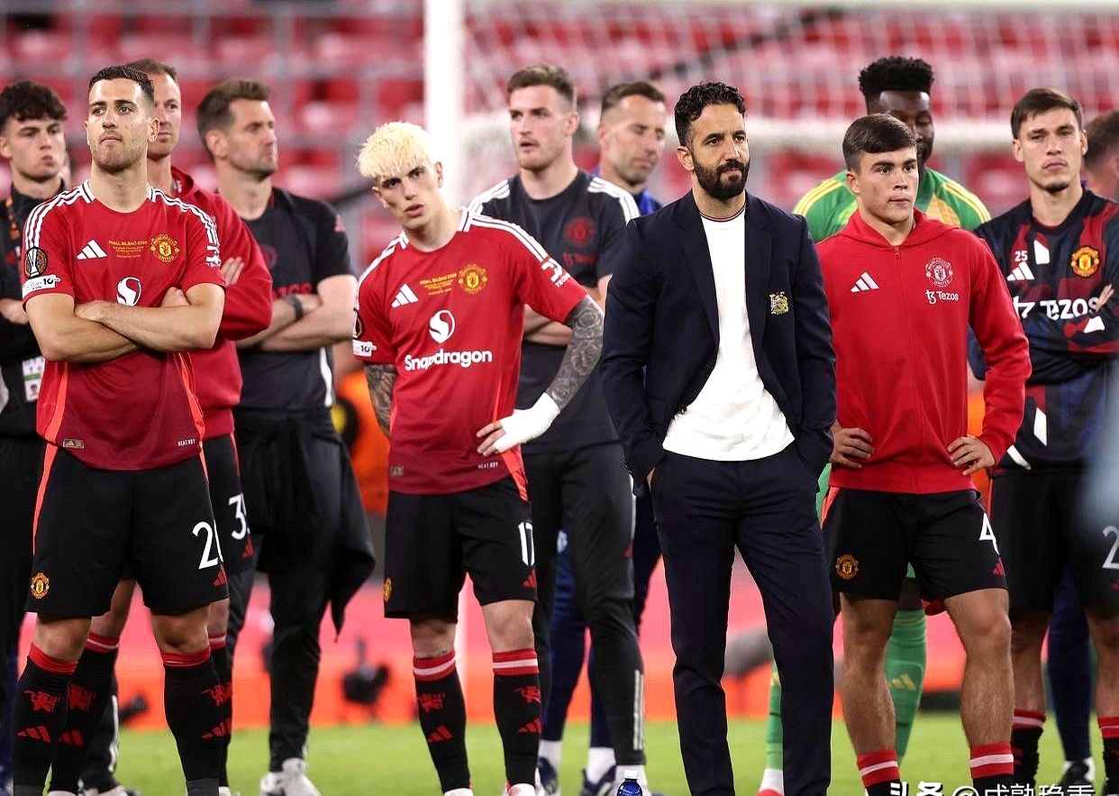 关于曼联迎葡超关键赛；集结日官宣签约；球迷炸锅；赛程密集仍需轮换的信息