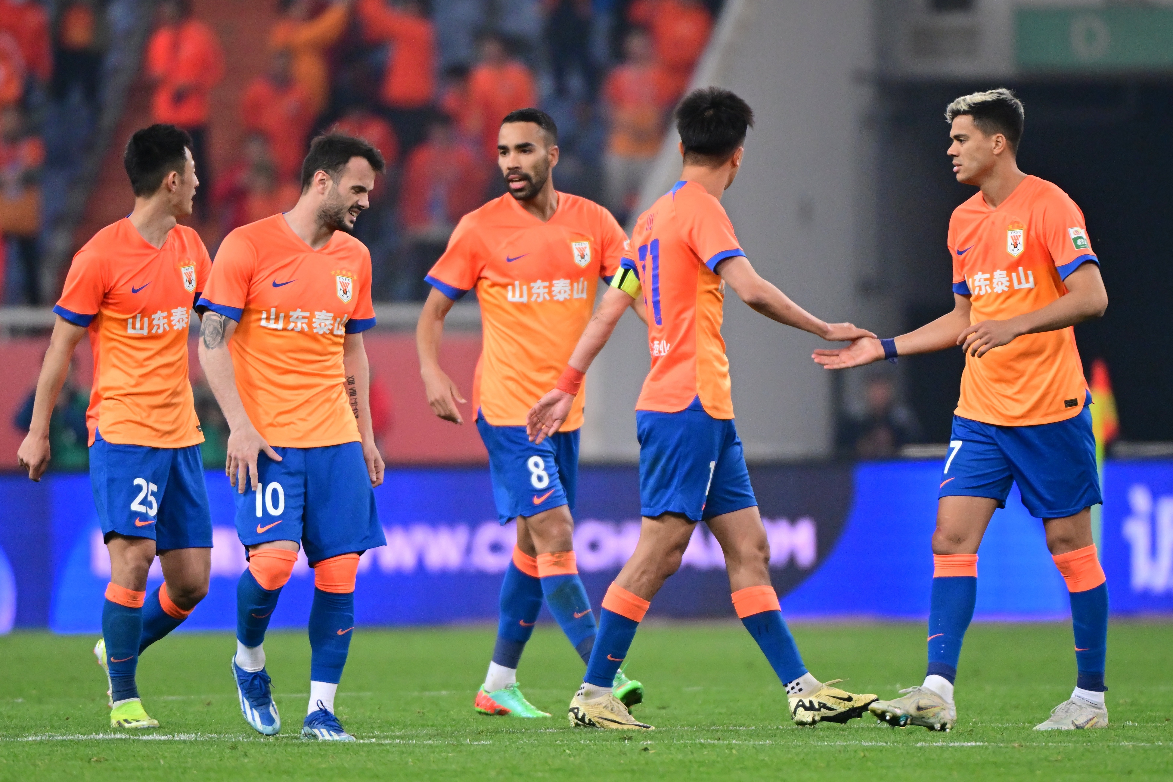 包含清晨山东泰山备战社区盾，强势反弹细节曝光，赛场秩序良好，赛程密集仍需轮换的词条