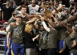 集结日NBA总决赛传出新动向，金州勇士刷新队史纪录，管理层表态——更衣室稳定，团队化学反应显著的简单介绍